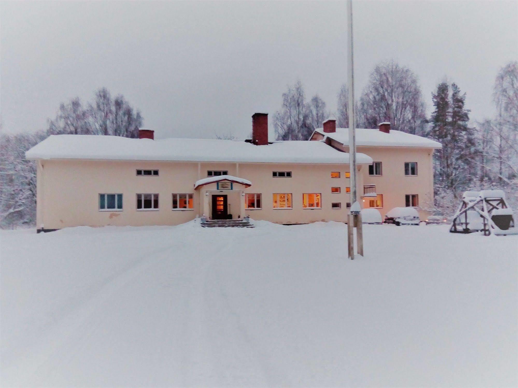 Vanhan Koulun Majatalo-Old School Guest House Kolinkylä Extérieur photo